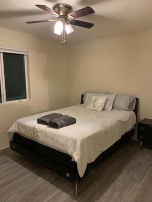 3 bedrooms, free WiFi, bed sheets, wheelchair access - Home with Pool Table in Phoenix near Scottsdale (Phoenix)