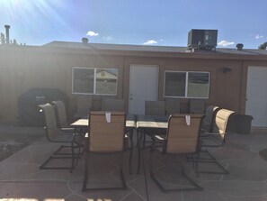Outdoor dining - Home with Pool Table in Phoenix near Scottsdale (Phoenix)