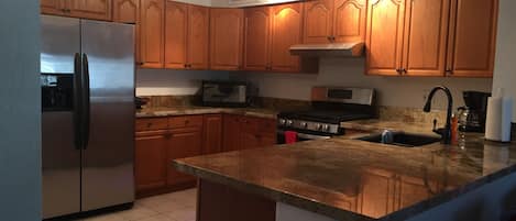 ثلاجة، ميكروويف، فرن، موقد طهي مسطح