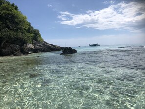 Espreguiçadeiras, toalhas de praia