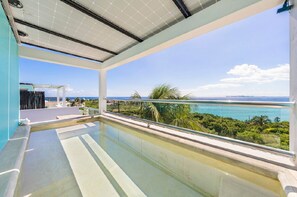 Alberca al aire libre y alberca climatizada