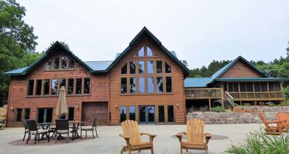 Spacious Cabin on the Wisconsin River!