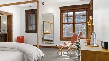 4 bedrooms, desk, iron/ironing board, WiFi