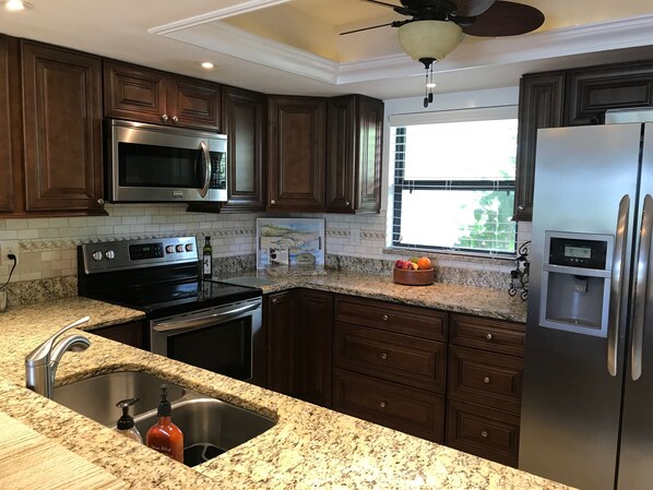 Een koelkast, een magnetron, een oven, een kookplaat