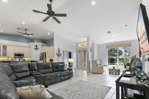 Älytelevisio, DVD-soitin, kirjoja