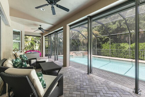 4Br Pristine Home Sleeps 6 Adu - Heated Pool + Spa - Private backyard
