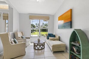 Smart TV, DVD player, books - 4Br Pristine Home Sleeps 6 Adu - Heated Pool + Spa - Private backyard (Marco Island)