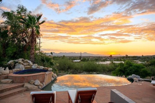 Welcome to the Hokum House! Incredible city and mountain views.