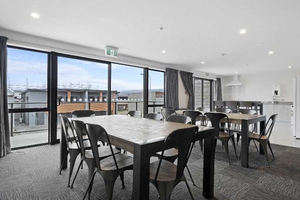 Refrigerador em uma área comum, micro-ondas em uma área comum