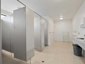 Regadera, amenidades de baño ecológicas, toallas