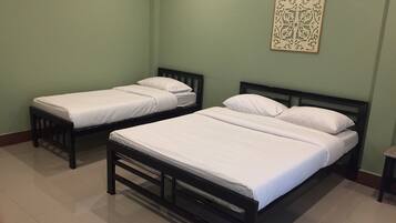 Superior Room for 3 guests | Bathroom | Shower, free toiletries, hair dryer, towels