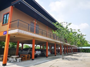 Free self parking - Huaisai Hotel (Nong Khae)