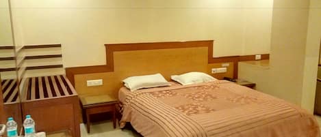 Quarto casal família, 1 cama Queen, para não fumantes | 1 quarto, quartos à prova de som, Wi-Fi de cortesia