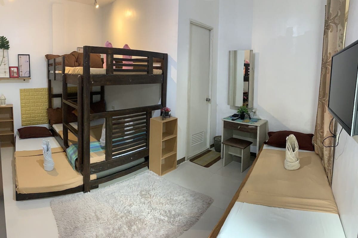 Kamar Keluarga, kamar mandi pribadi | 6 kamar tidur, seprai premium, Wi-Fi gratis, dan seprai linen