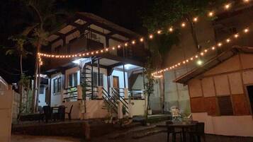 6 bedrooms, premium bedding, free WiFi, bed sheets