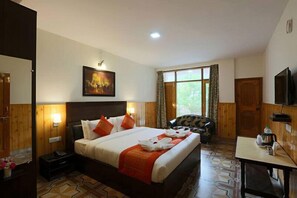 Egyptian cotton sheets, premium bedding, minibar, in-room safe - Hotel WTI Airport (New Delhi)