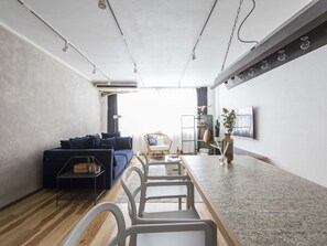 Suite – deluxe | Oppholdsrom | Flatskjerm-TV