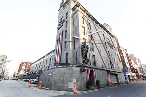Un edificio grande de varios pisos con un letrero llamativo del