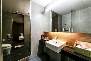 Standard Room | Bathroom | Free toiletries, hair dryer, bathrobes, slippers - Arrietty Motel (Gyeongju)