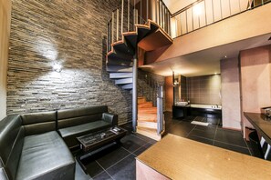 Suite (Duplex Twin Room) | Zona de estar | Una televisión de pantalla plana, un ordenador