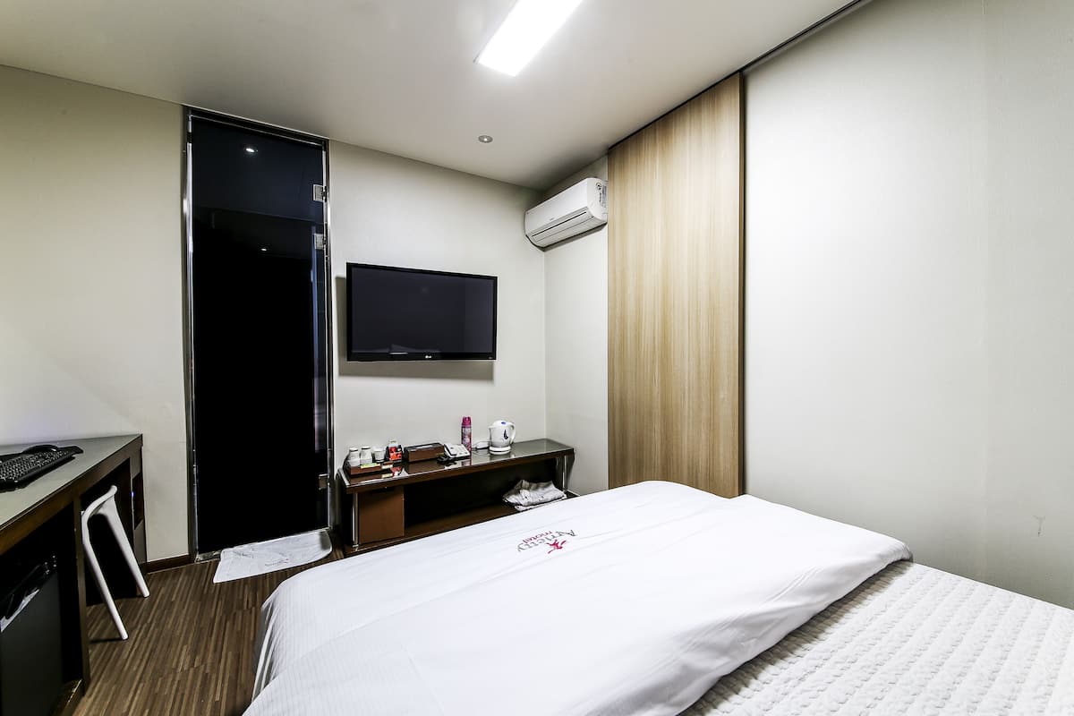 Habitación estándar | Caja fuerte, escritorio, sistema de insonorización y wifi gratis