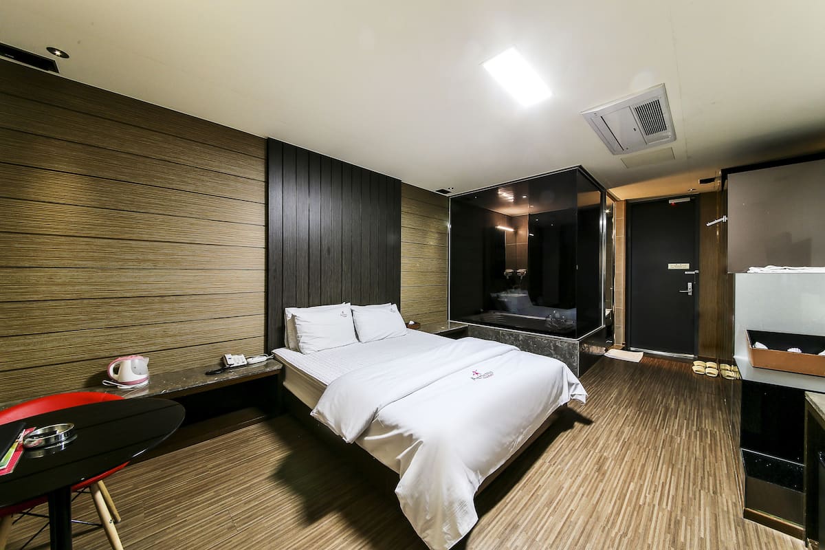 Habitación superior (A) | Caja fuerte, escritorio, sistema de insonorización y wifi gratis