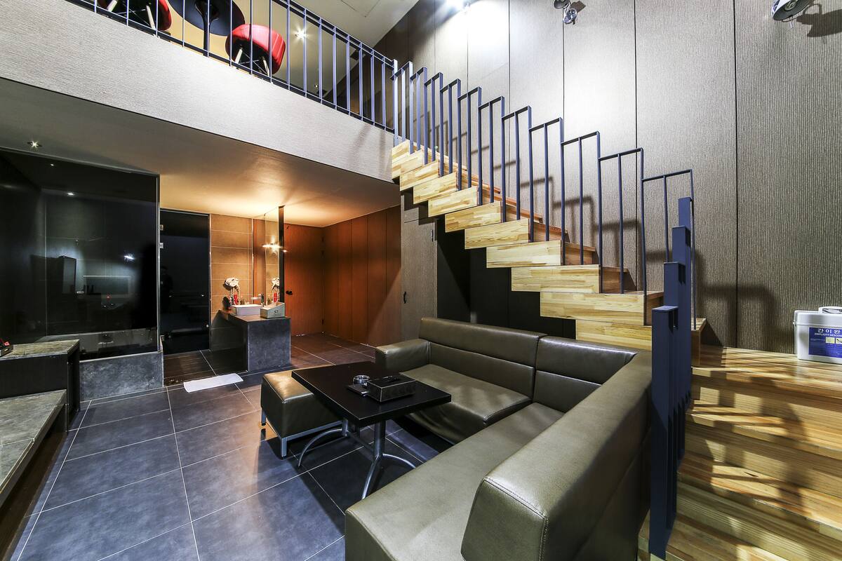 Suite (Duplex) | Safe på rommet, skrivebord, lydisolert og wi-fi (inkludert)