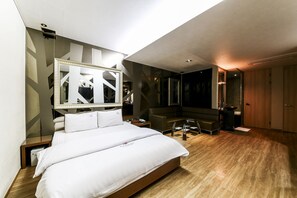 خزنة داخل الغرفة ومكتب وتجهيزات عازلة للصوت وواي فاي مجانًا