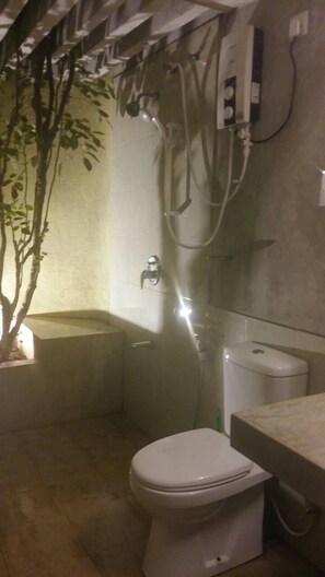 Deluxe-Dreibettzimmer | Badezimmer