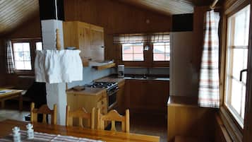 Refrigerador con freezer, microondas, horno, placa de cocina