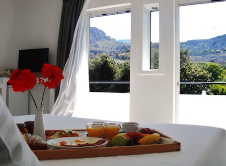 Suite, Garden View | Egyptian cotton sheets, pillowtop beds, in-room safe