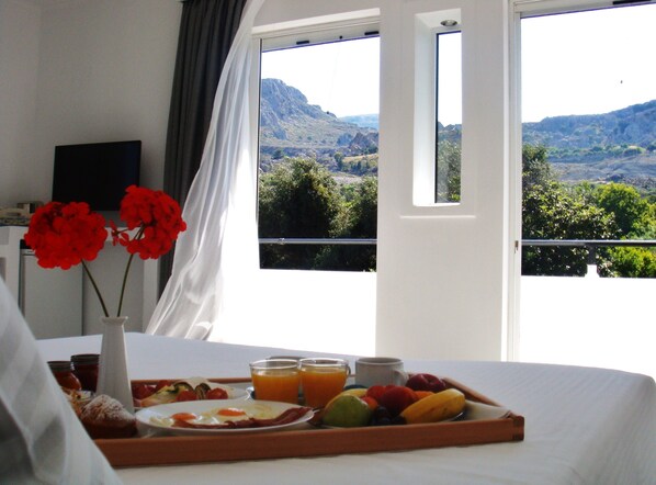 Suite, pemandangan kebun | Seprai katun Mesir, bantalan ekstra lembut, dan brankas