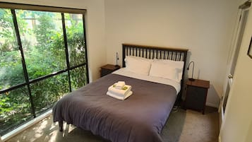 2 bedrooms, iron/ironing board, WiFi