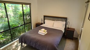 2 bedrooms, iron/ironing board, WiFi