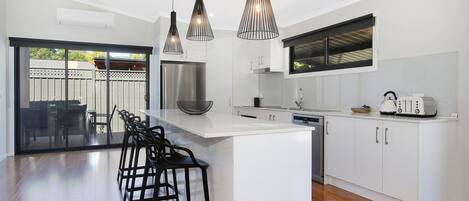 Kühlschrank, Ofen, Geschirrspüler, Toaster