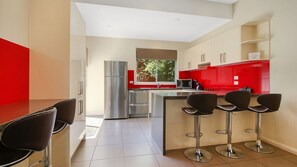 Refrigerador, microondas, horno y lavavajillas 