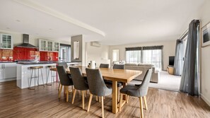 Dining - 3 Peaks Rise - BRIGHT (BRIGHT)