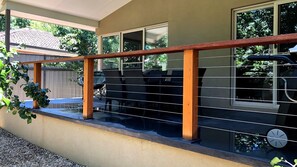 Outdoor dining - Bright Delight - Modern Luxury (BRIGHT)