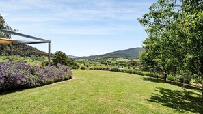 Property grounds - Quins Gap Escapes (Bright)