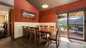 Dining - Quins Gap Escapes (Bright)