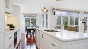 Een koelkast, een magnetron, een oven, een vaatwasser