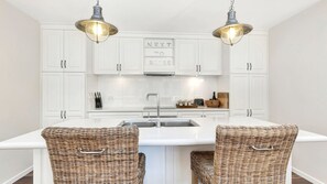 Fridge, microwave, oven, dishwasher - Next to Bliss - Luxury Guesthouse (Bright)