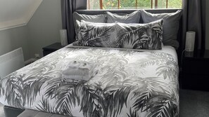 5 bedrooms, WiFi - Tudor House - Large Family Home with shared pool (BRIGHT)