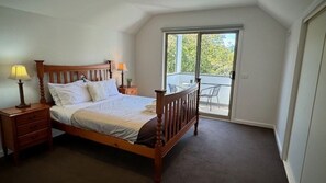 3 bedrooms, WiFi, bed sheets - Track 4 - On the Rail Trail (BRIGHT)