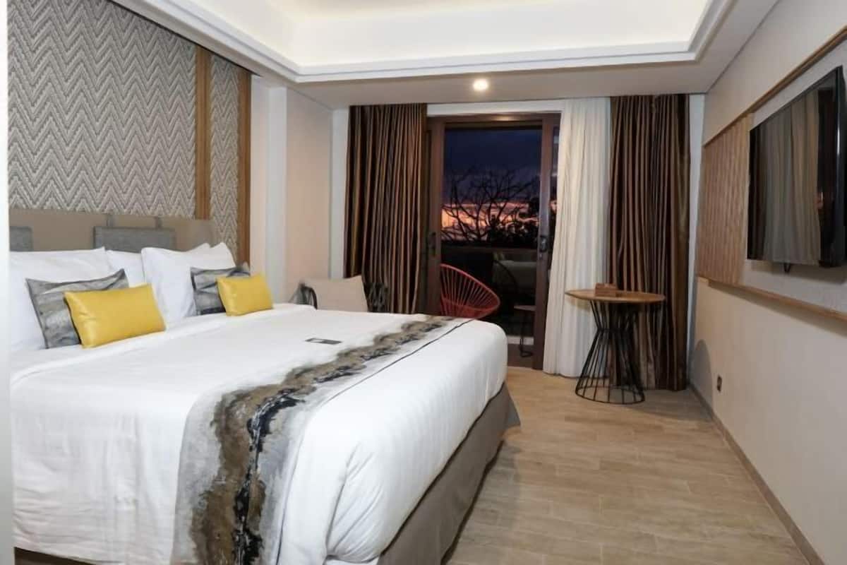 Minibar, in-room safe, desk, laptop workspace