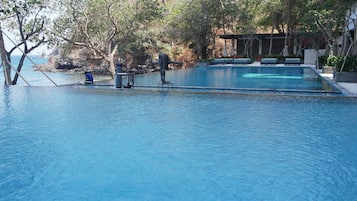 3 piscine all'aperto, ombrelloni da piscina, lettini
