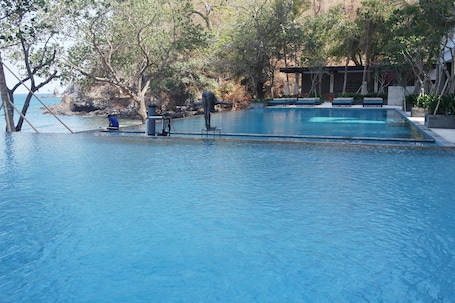 3 piscinas al aire libre, sombrillas, sillones reclinables de piscina