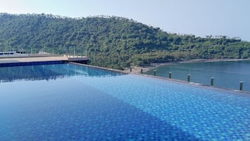 3 kolam renang outdoor, dengan payung kolam renang dan kursi berjemur