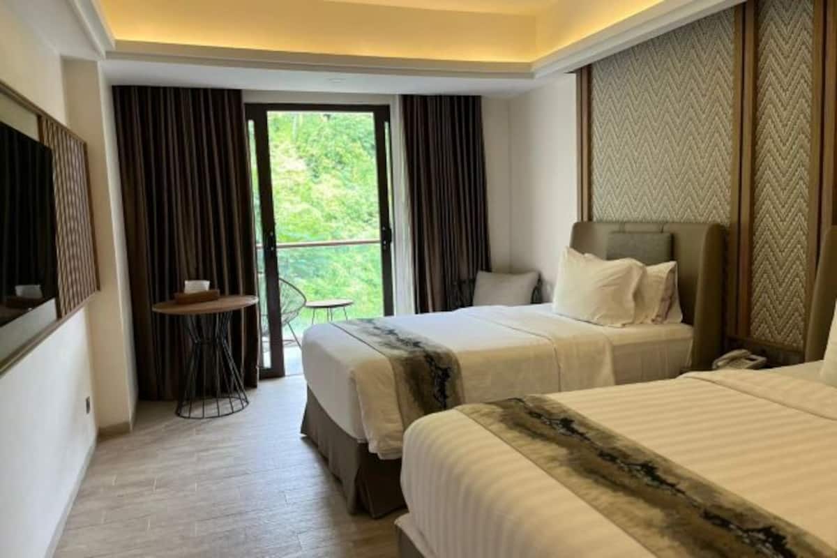 Minibar, safe på rommet, skrivebord og skrivebord for bærbar PC