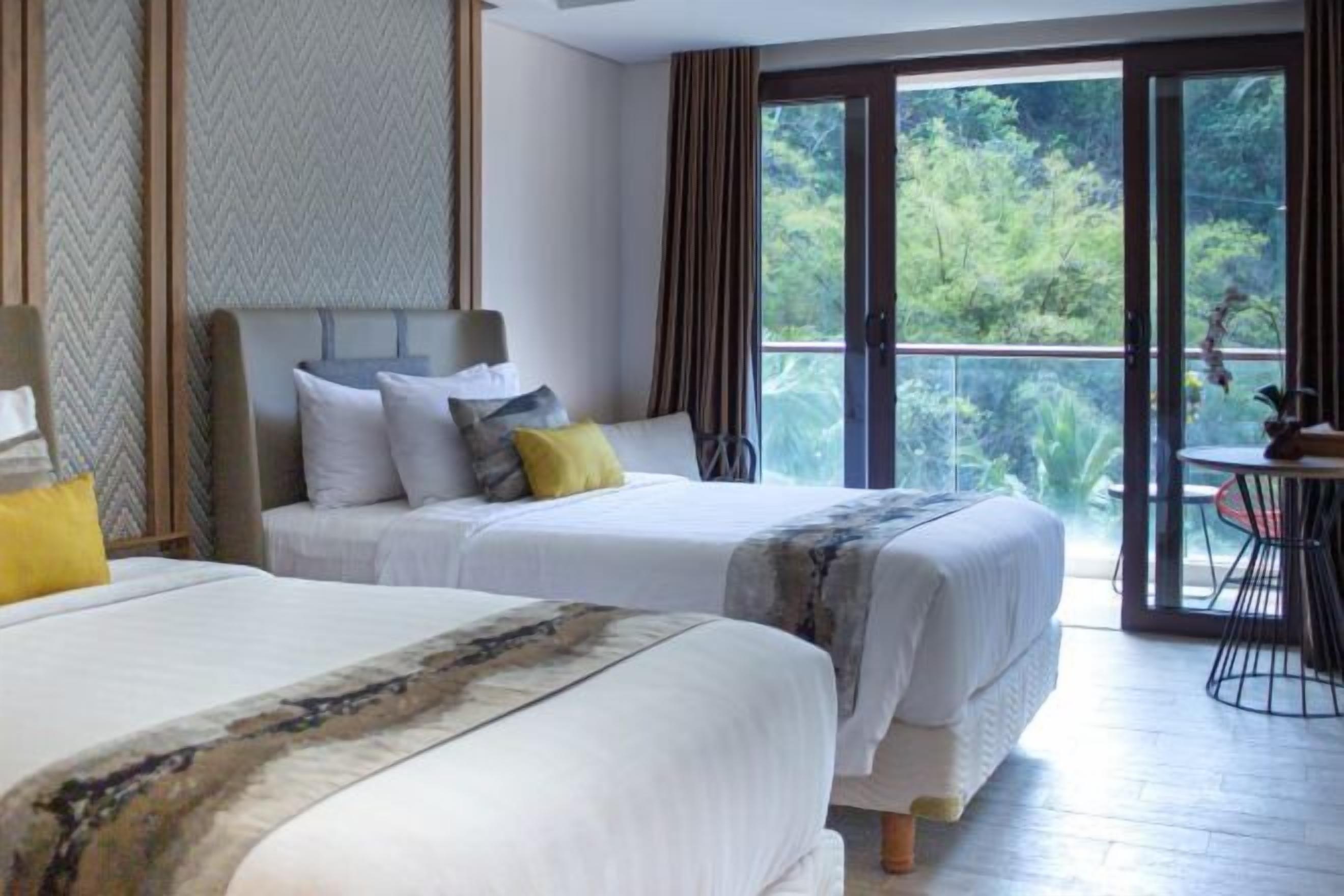 Minibar, in-room safe, desk, laptop workspace